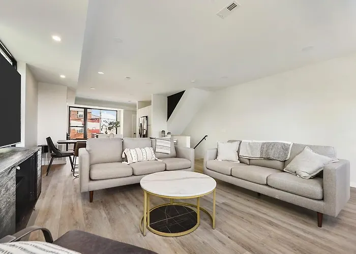 Skyline Haven- 5br-3 5ba With 2 Parking Spots And Rooftop