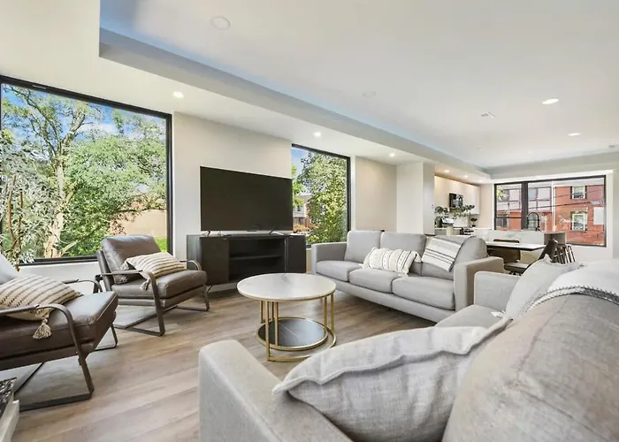 Skyline Haven- 5br-3 5ba With 2 Parking Spots And Rooftop *