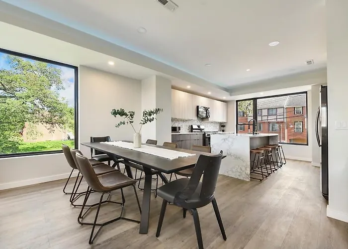 Skyline Haven- 5br-3 5ba With 2 Parking Spots And Rooftop