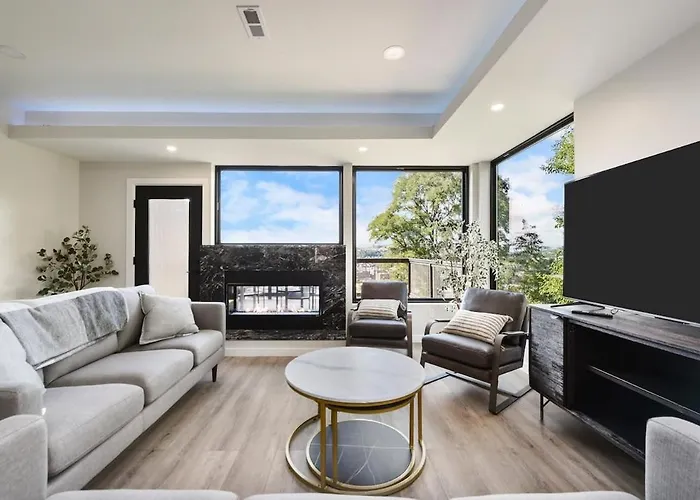 Skyline Haven- 5br-3 5ba With 2 Parking Spots And Rooftop *