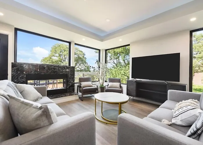 Skyline Haven- 5br-3 5ba With 2 Parking Spots And Rooftop