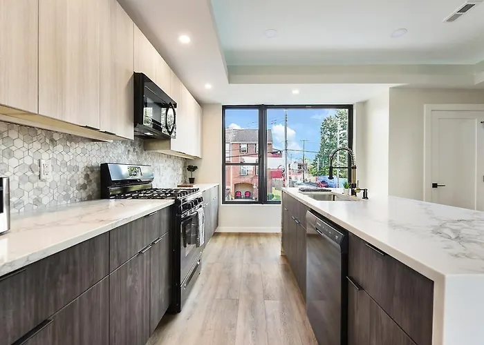 Skyline Haven- 5br-3 5ba With 2 Parking Spots And Rooftop Holiday home *