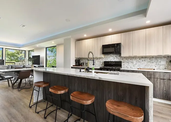 Skyline Haven- 5br-3 5ba With 2 Parking Spots And Rooftop Holiday home