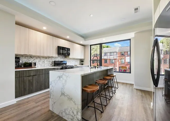 Skyline Haven- 5br-3 5ba With 2 Parking Spots And Rooftop Holiday home *