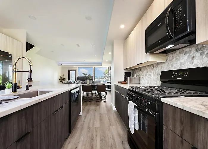 Holiday home Skyline Haven- 5br-3 5ba With 2 Parking Spots And Rooftop *