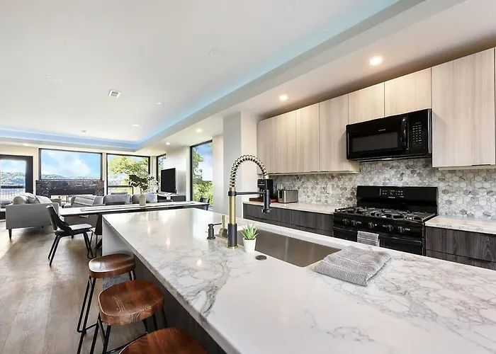 Holiday home Skyline Haven- 5br-3 5ba With 2 Parking Spots And Rooftop