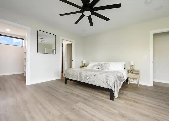 Holiday home Skyline Haven- 5br-3 5ba With 2 Parking Spots And Rooftop Pittsburgh