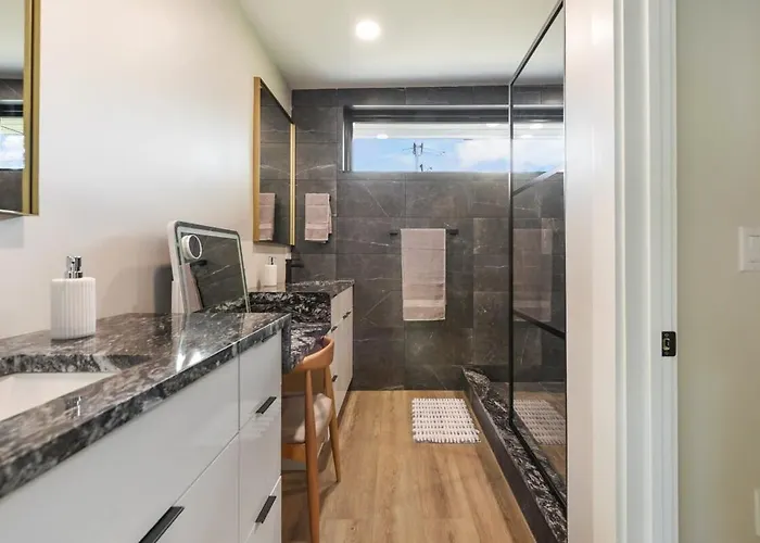 Skyline Haven- 5br-3 5ba With 2 Parking Spots And Rooftop *