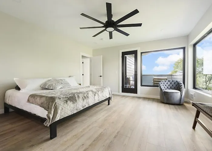 Skyline Haven- 5br-3 5ba With 2 Parking Spots And Rooftop