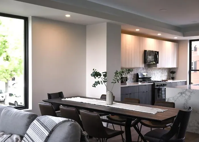 Holiday home Skyline Haven- 5br-3 5ba With 2 Parking Spots And Rooftop Pittsburgh