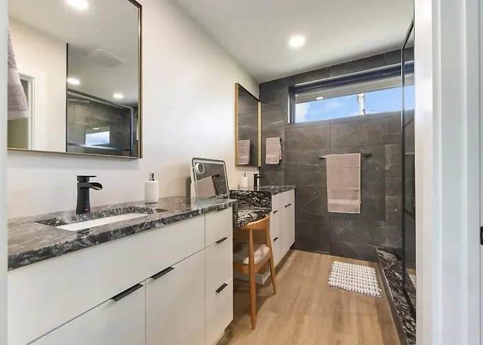 Skyline Haven- 5br-3 5ba With 2 Parking Spots And Rooftop