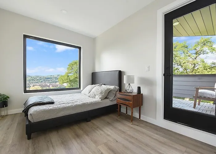 Skyline Haven- 5br-3 5ba With 2 Parking Spots And Rooftop Pittsburgh