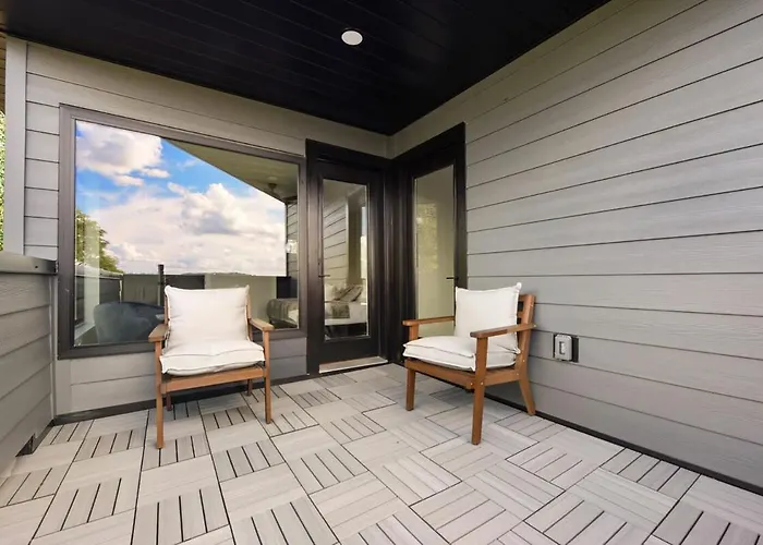Skyline Haven- 5br-3 5ba With 2 Parking Spots And Rooftop