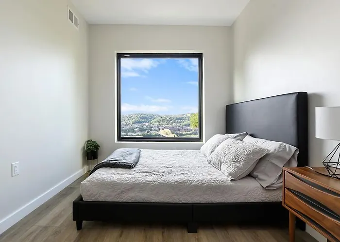 Holiday home Skyline Haven- 5br-3 5ba With 2 Parking Spots And Rooftop