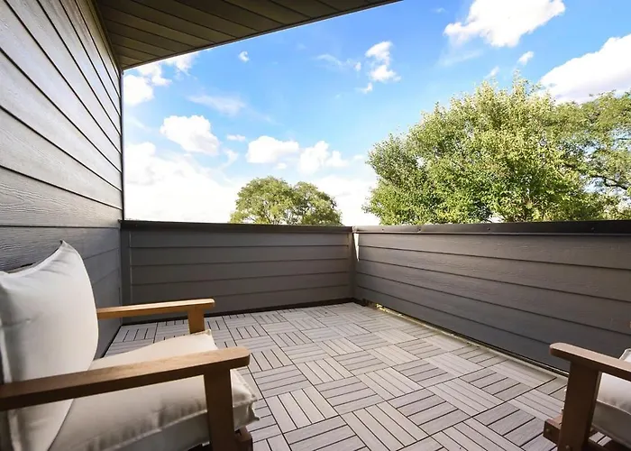 Holiday home Skyline Haven- 5br-3 5ba With 2 Parking Spots And Rooftop *