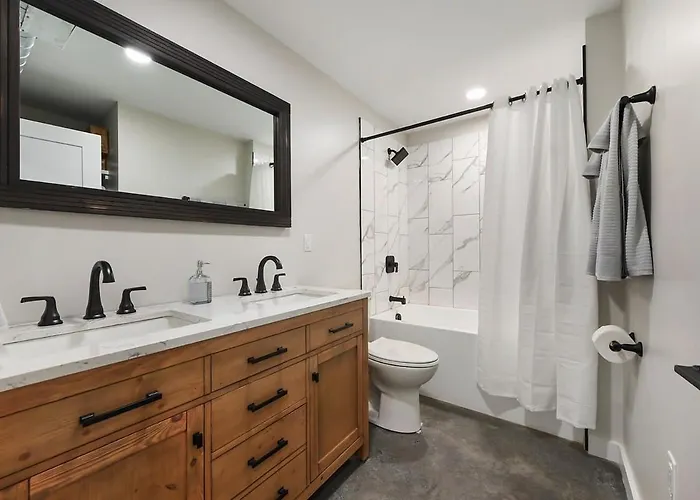 Skyline Haven- 5br-3 5ba With 2 Parking Spots And Rooftop Pittsburgh