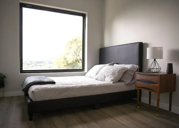 Skyline Haven- 5br-3 5ba With 2 Parking Spots And Rooftop * Pittsburgh