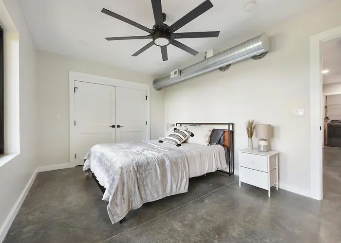Holiday home Skyline Haven- 5br-3 5ba With 2 Parking Spots And Rooftop Pittsburgh