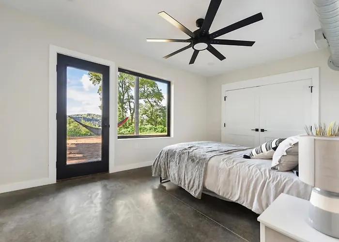 Skyline Haven- 5br-3 5ba With 2 Parking Spots And Rooftop