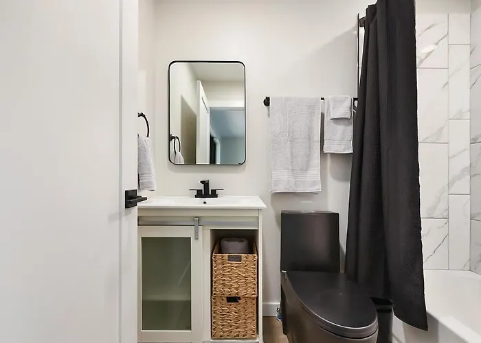 Skyline Haven- 5br-3 5ba With 2 Parking Spots And Rooftop *