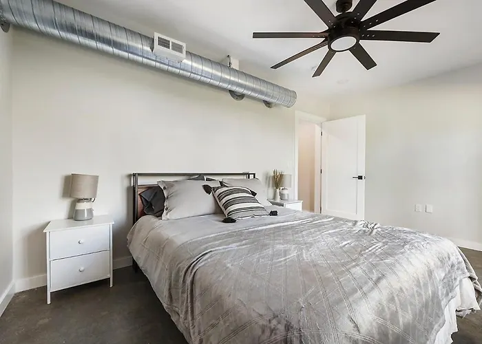 Skyline Haven- 5br-3 5ba With 2 Parking Spots And Rooftop Holiday home