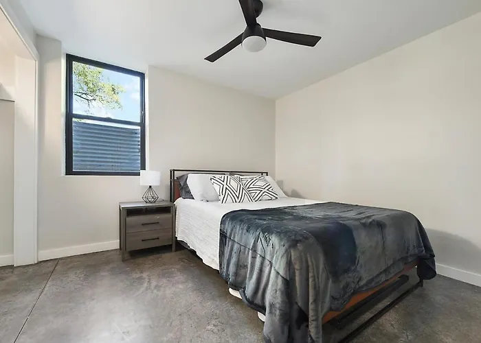 Skyline Haven- 5br-3 5ba With 2 Parking Spots And Rooftop Holiday home *