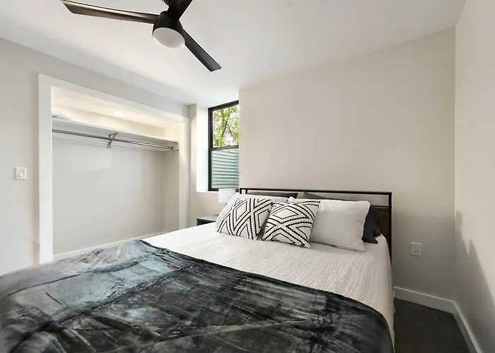 Holiday home Skyline Haven- 5br-3 5ba With 2 Parking Spots And Rooftop *