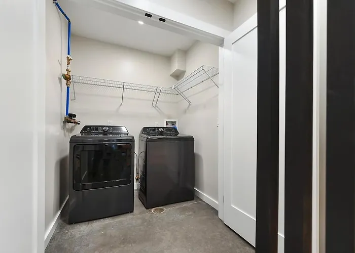 Holiday home Skyline Haven- 5br-3 5ba With 2 Parking Spots And Rooftop