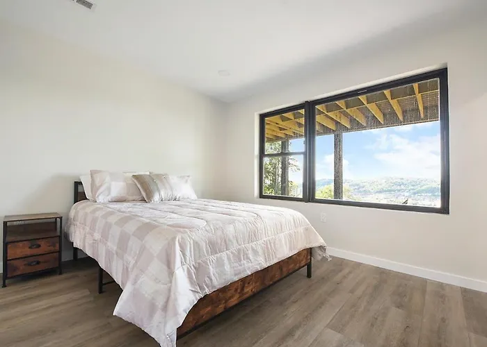 Skyline Haven- 5br-3 5ba With 2 Parking Spots And Rooftop *