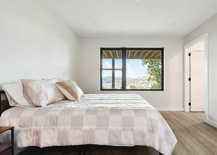 Skyline Haven- 5br-3 5ba With 2 Parking Spots And Rooftop Pittsburgh