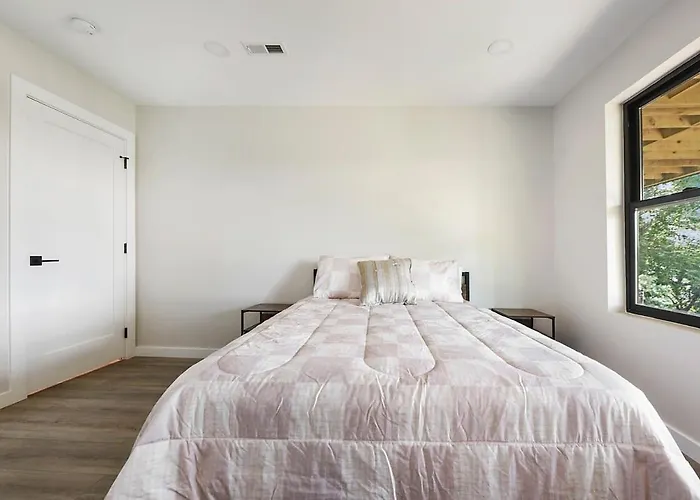 Skyline Haven- 5br-3 5ba With 2 Parking Spots And Rooftop * Pittsburgh