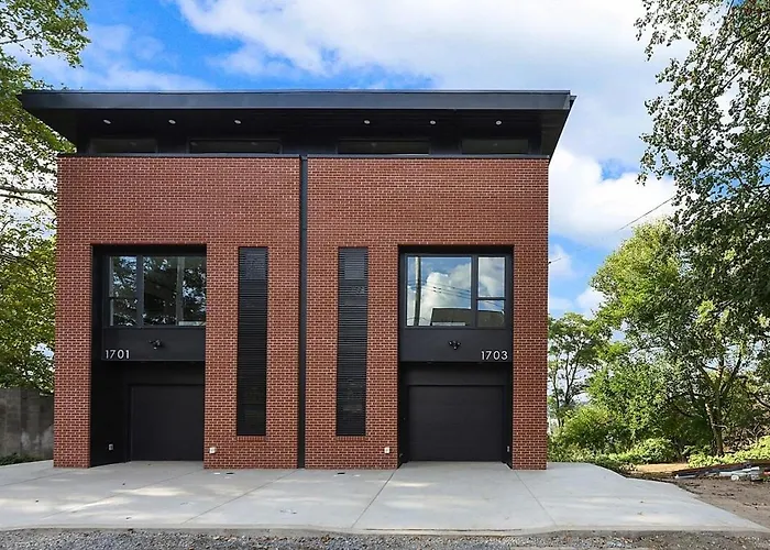 Skyline Haven- 5br-3 5ba With 2 Parking Spots And Rooftop *