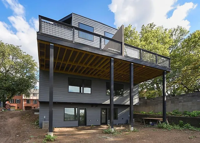 Skyline Haven- 5br-3 5ba With 2 Parking Spots And Rooftop Holiday home *